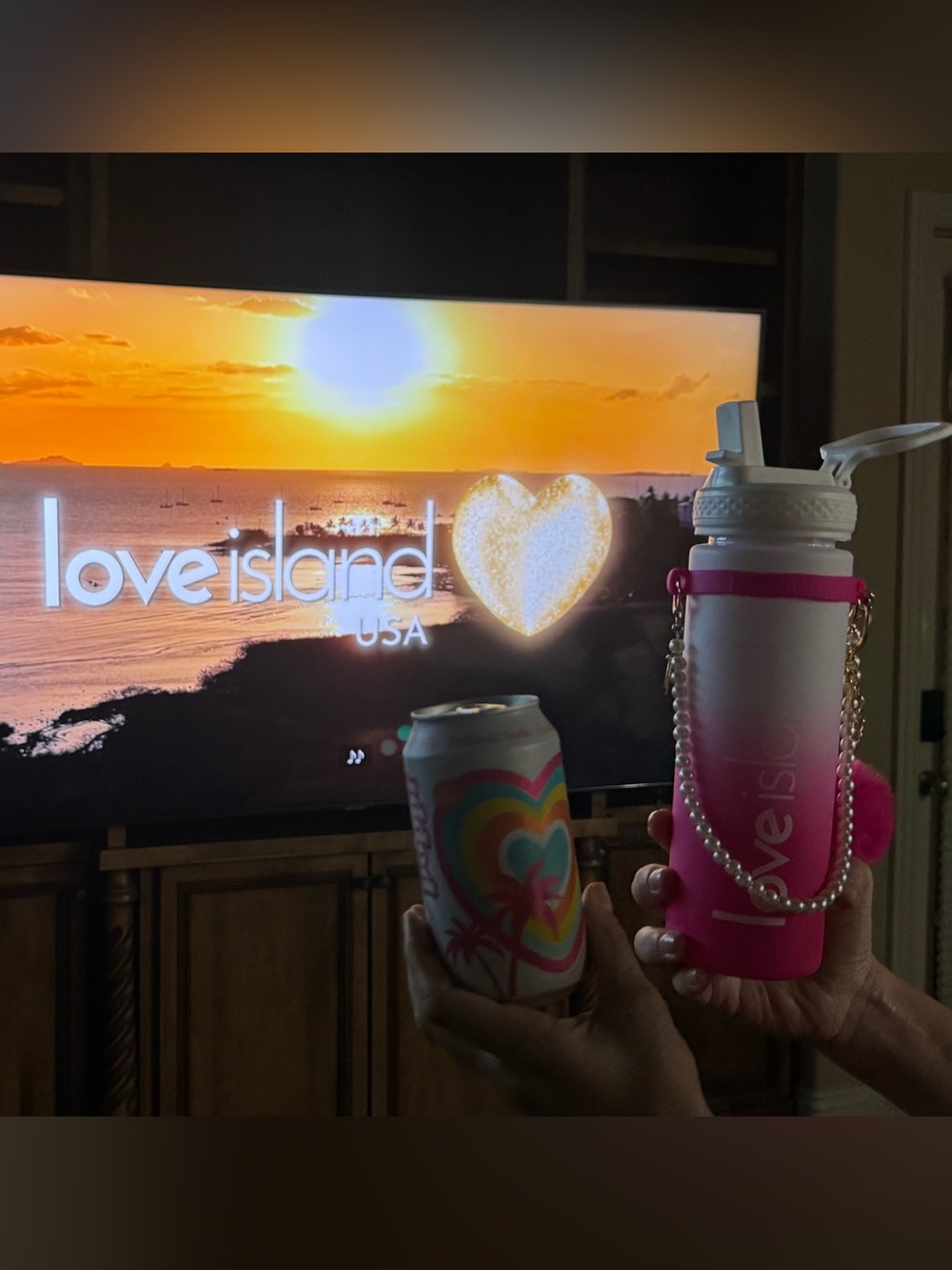 Love Island Ombre Pink Water Bottle with Pearl Strap and Heart Keychain - Picture 3 of 3